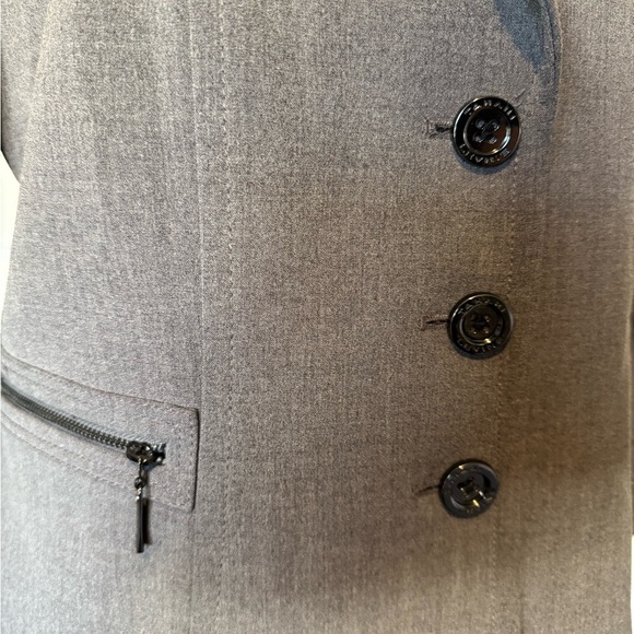 Tahari Arthur Levine Notched Collar Women's 10 Grey Lined
Fitted 3 Button Blazer - Picture 4 of 15